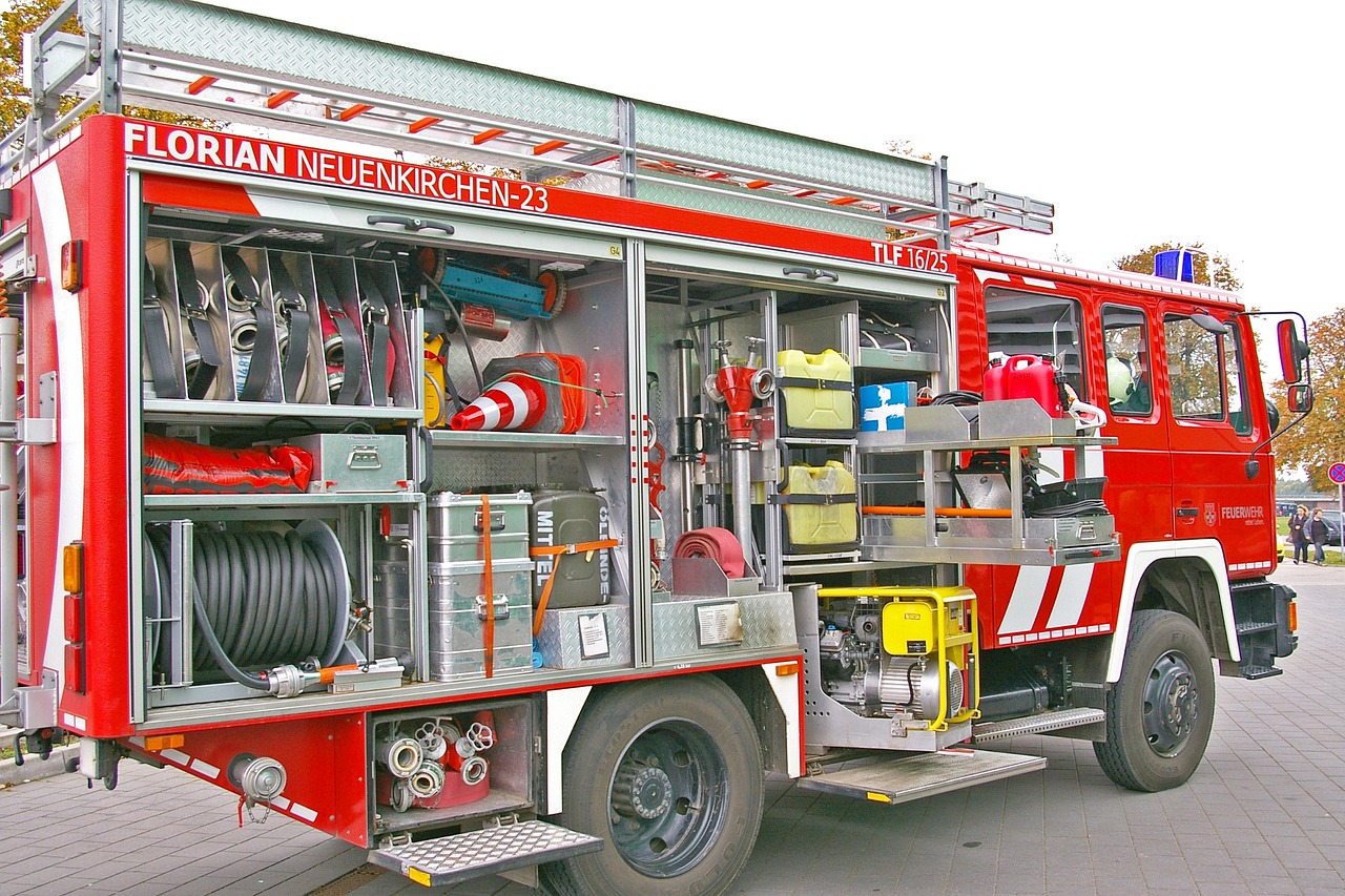 fire fighters, fire fighting technology, fire truck-997837.jpg